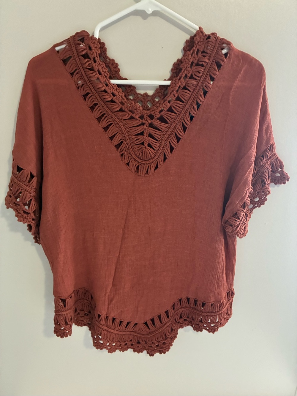 Daytrip V Neck Crotchet Rust Unique Short Sleeve Top SZ Small